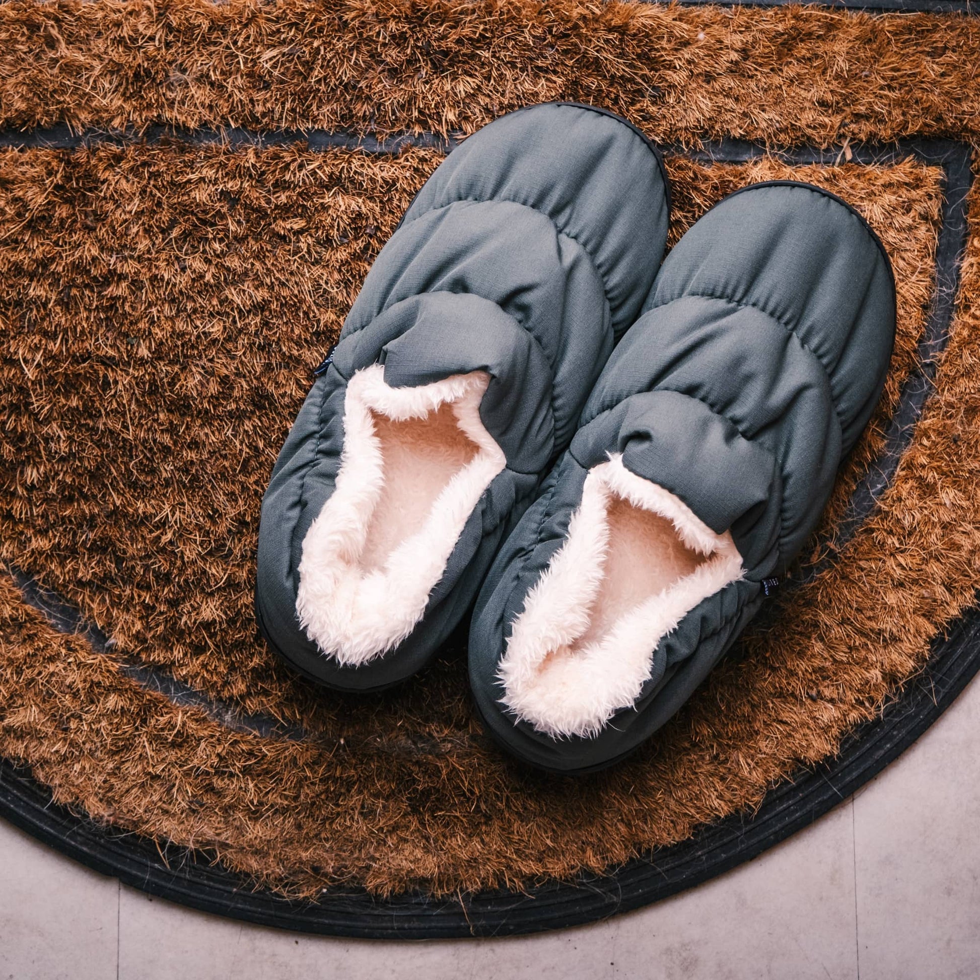 VOITED CloudTouch® Slippers - Lightweight, Indoor/Outdoor Fleece-Lined Camping Slippers - Green Gables-Goodwynn&#39;sGoodwynn&#39;s