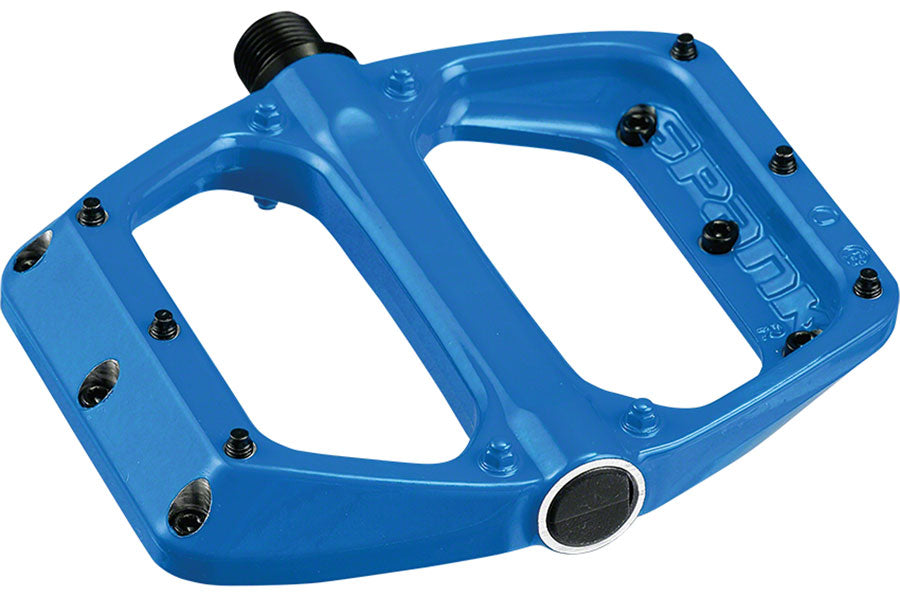 Spank SPOON DC Platform Pedals Body: Aluminum Spindle: Cr-Mo 9/16 Blue